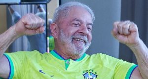 Lula com a camisa do Brasil, sorrindo e comemorando