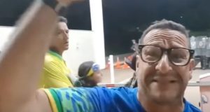 Bolsonarista revoltado com discurso de Mourão de camisa azul