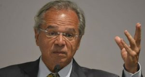 Paulo Guedes gesticulando com expressão de preocupação