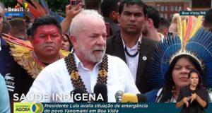 Lula falando em microfone rodeado de indígenas