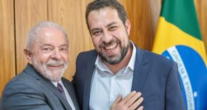 Lula e Guilherme Boulos abraçados e sorrindo