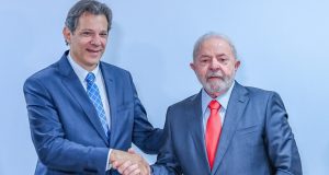 Fernando Haddad e Lula em aperto de mãos