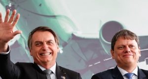 Jair Bolsonaro e Tarcísio de Freitas sorrindo lado a lado