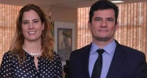 Gabriela Hardt e Sergio Moro posando para foto, ela sorrindo