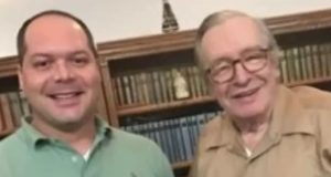 Heitor Freire e Olavo de Carvalho sorrindo lado a lado