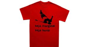 Camiseta vermelha com frase de Hélio Oiticica