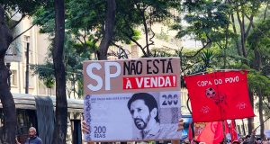 Manifestante do MTST com cartaz em protesto