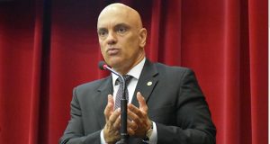 Alexandre de Moraes falando e gesticulando