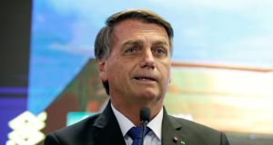 Jair Bolsonaro com expressão sem graça