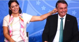 Michelle Bolsonaro puxando orelha de Jair Bolsonaro