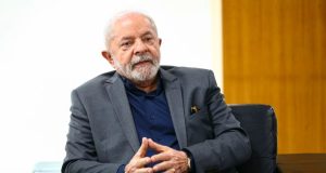 Lula com expressão séria