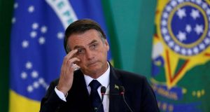 Jair Bolsonaro com expressão triste, coçando a cabeça