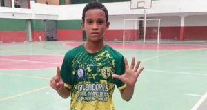 Thiago Menezes com expressão séria em campo de futebol