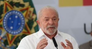 Lula de camisa social branca, falando em microfone