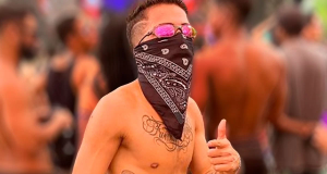 José Henrique Aguiar Soares sem camisa, de óculos e bandana