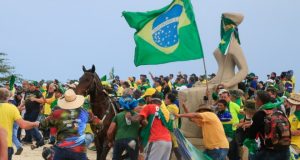 Manifestantes com camisa do Brasil em aglomeração