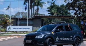 Carro da Polícia Militar na porta da Abin