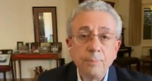 Mustafa Barghouti falando para a câmera