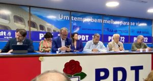 Cid e Ciro Gomes com colegas em encontro do PDT