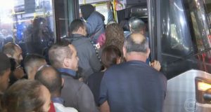 Pessoas tentando entrar em ônibus