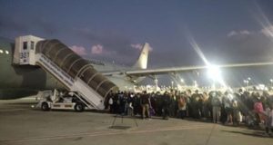 Brasileiros em fila para entrar em avião