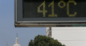 Relógio de rua marcando 41º