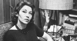 Clarice Lispector em foto em preto e branco, séria