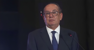 Gilmar Mendes de roupa social azul marinho e óculos, falando