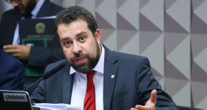 Guilherme Boulos com expressão pensativa