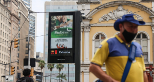 Relógio de rua indicando calor extremo