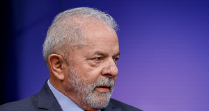 Lula de perfil, com expressão desconfiada, em fundo azul