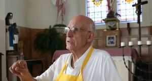 Padre Júlio Lancellotti falando e gesticulando, de perfil