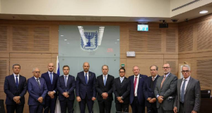 Ministros e desembargadores brasileiros sendo recebidos pelo presidente do Parlamento de Israel, Amir Ohana, e posando para foto