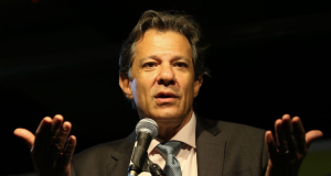 Fernando Haddad falando e gesticulando com expressão séria