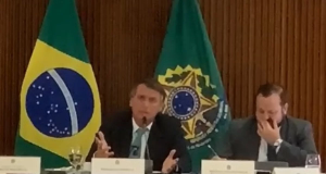 Jair Bolsonaro falando e gesticulando em reunião