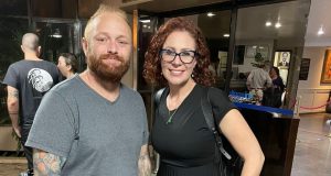 Walter Delgatti Neto e Carla Zambelli posando lado a lado para foto, ela sorrindo