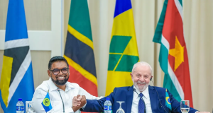 Mohamed Irfaan Ali sorrindo ao lado de Lula