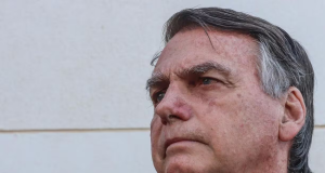 Jair Bolsonaro de perfil, em close, sério