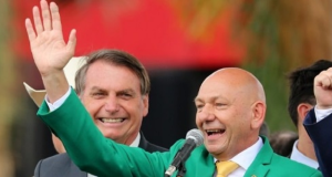 Jair Bolsonaro sorrindo e Luciano Hang sorrindo e acenando