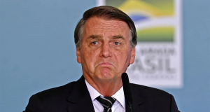 Jair Bolsonaro com expressão de desprezo