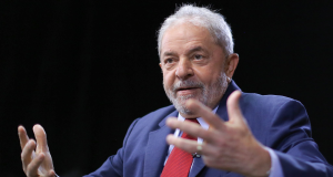 Lula falando e gesticulando com expressão de alegria