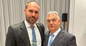 Eduardo Bolsonaro e o Primeiro-Ministro da Hungria, Viktor Orbán posando para foto lado a lado, ambos sem sorrir