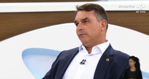 Flávio Bolsonaro de perfil, falando, no Roda Viva