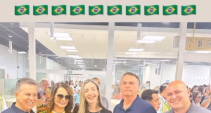 Juliana Chiquito Palhares com Bolsonaro e bolsonaristas