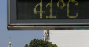 Termômetro de rua marcando 41 graus