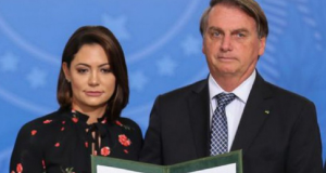 Michelle Bolsonaro e Jair Bolsonaro sérios, lado a lado, sem olhar para foto