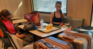 Bruna e Susane Muratori com suas malas no no McDonald's