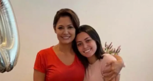 Michelle Bolsonaro e Letícia Firmino posando para foto abraçadas, sorrindo