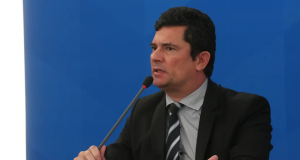 Sergio Moro de perfil, falando em microfone