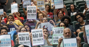 Parlamentares com cartazes se manifestando na Alesp